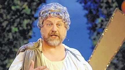 Göttervater Zeus: Büttenredner Peter Kuhn stieg vom Olymp. Göttervater Zeus: Büttenredner Peter Kuhn stieg vom Olymp.