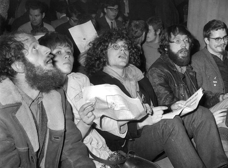 Die 'Kommunarden' (von links): Dieter Kunzelmann, Antje Krüger, Rainer Langhans und Fritz Teufel Anfang FEbruar 1968 in Berlin in der Vollversammlung der so genannten 'kritischen Universität'. Die Studenten saßen in der Vorhalle des Auditoriums maximum der Technischen Universität auf dem Boden, da der Rektor die Genehmigung für die Benutzung des Auditoriums maximum zurückgezogen hatte.&nbsp;