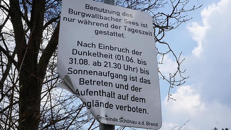 Das Schild mit dem Hinweis auf die Benutzungsregelungen für den Badesee Burgwallbach ist beschädigt und soll erneuert werden. Der Text wird entsprechend (siehe Text unten) angepasst.
