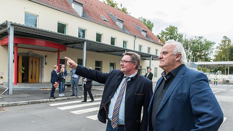 Als 'bundesweites Vorzeigeprojekt' präsentierte Innenstaatssekretär Gerhard Eck (links) Saarlands Innenminister Klaus Bouillon im Herbst 2019 die neu eröffnete unterfränkische Ankereinrichtung in den Conn Barracks. Die neue Bundesregierung will nun an dem Anker-Konzept nicht mehr festhalten. Als 'bundesweites Vorzeigeprojekt' präsentierte Innenstaatssekretär Gerhard Eck (links) Saarlands Innenminister Klaus Bouillon im Herbst 2019 die neu eröffnete unterfränkische Ankereinrichtung in den Conn Barracks. Die neue Bundesregierung will nun an dem Anker-Konzept nicht mehr festhalten. 