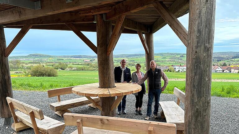 Unser Bild zeigt (von links) Bürgermeister Dieter Muth, die 3. Bürgermeisterin Maria Knüttel und Rainer Spahn. Außerdem zu sehen ist das Sitzrondell an der Aussichtsplattform in Oberleichtersbach.       -  Unser Bild zeigt (von links) Bürgermeister Dieter Muth, die 3. Bürgermeisterin Maria Knüttel und Rainer Spahn. Außerdem zu sehen ist das Sitzrondell an der Aussichtsplattform in Oberleichtersbach.