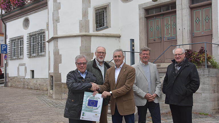 Auch das historische Rathaus aus der Renaissancezeit bekommt eine Hinweistafel auf die lange Geschichte dank der Leader-Förderung. Alfred Beetz ( links) überreichte Bürgermeister Joachim Markert (Dritter von links) die Förderurkunde. Mit auf dem Bild sind die Protagonisten des Kulturvereins Grünsfeld Albin Wolfstätter, Karl-Heinz-Schmidt und Franz Ködel (von links). Auch das historische Rathaus aus der Renaissancezeit bekommt eine Hinweistafel auf die lange Geschichte dank der Leader-Förderung. Alfred Beetz ( links) überreichte Bürgermeister Joachim Markert (Dritter von links) die Förderurkunde. Mit auf dem Bild sind die Protagonisten des Kulturvereins Grünsfeld Albin Wolfstätter, Karl-Heinz-Schmidt und Franz Ködel (von links).
