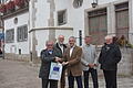 Auch das historische Rathaus aus der Renaissancezeit bekommt eine Hinweistafel auf die lange Geschichte dank der Leader-Förderung. Alfred Beetz ( links) überreichte Bürgermeister Joachim Markert (Dritter von links) die Förderurkunde. Mit auf dem Bild sind die Protagonisten des Kulturvereins Grünsfeld Albin Wolfstätter, Karl-Heinz-Schmidt und Franz Ködel (von links).