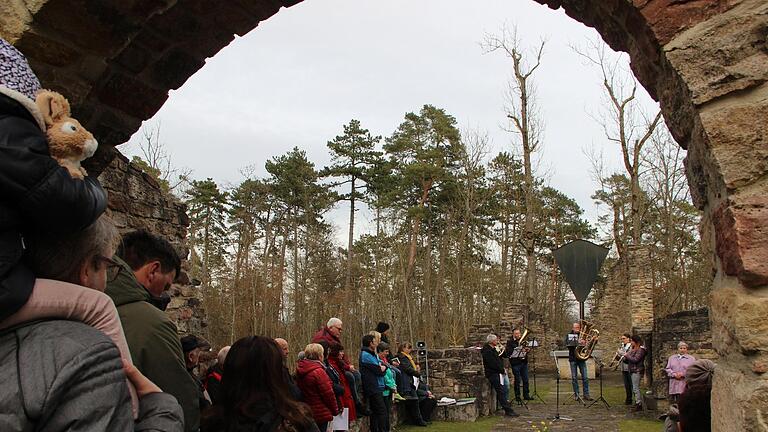 Zahlreiche Menschen waren beim Saisonstart der Bergzeit im vergangenen Jahr dabei. Am kommenden Sonntag startet die diesjährige Bergzeit auf dem Michelsberg.  Foto: Archiv/Heike Beudert       -  Zahlreiche Menschen waren beim Saisonstart der Bergzeit im vergangenen Jahr dabei. Am kommenden Sonntag startet die diesjährige Bergzeit auf dem Michelsberg.  Foto: Archiv/Heike Beudert