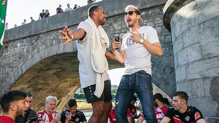 Party an der Alten Mainbrücke: Saliou Sané und Fabio Kaufmann.