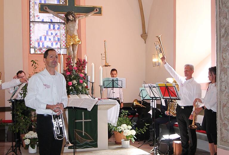 Letztmalig erklang unter der bewährten Leitung von Jürgen Koch der Kleine
Bezirksposaunenchor. Letztmalig erklang unter der bewährten Leitung von Jürgen Koch der Kleine
Bezirksposaunenchor.