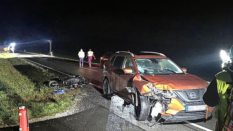 Das Auto, das den jungen Mann gerammt hatte, kam 70 Meter weiter zum Stehen, dahinter der zerstörte Roller. Das Auto, das den jungen Mann gerammt hatte, kam 70 Meter weiter zum Stehen, dahinter der zerstörte Roller.
