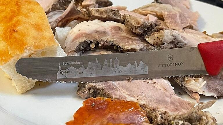 Das Schweinfurt-Messer ist ein perfektes Weihnachtsgeschenk. Es macht sich auch mit italienischem Porchetta, Spanferkel, gut. Das Schweinfurt-Messer ist ein perfektes Weihnachtsgeschenk. Es macht sich auch mit italienischem Porchetta, Spanferkel, gut. 