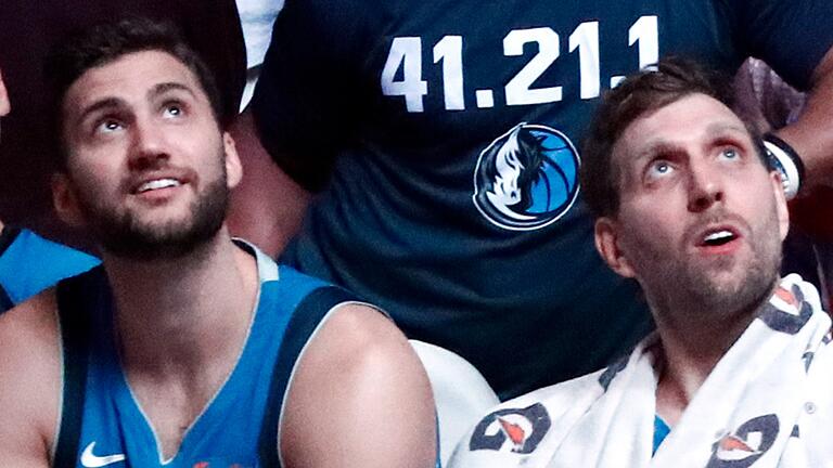 Zwei Würzburger in Dallas: Maximilian Kleber und Dirk Nowitzki an jenem Abend in Texas, an dem Nowitzki sein Karriereende bekantgab.
