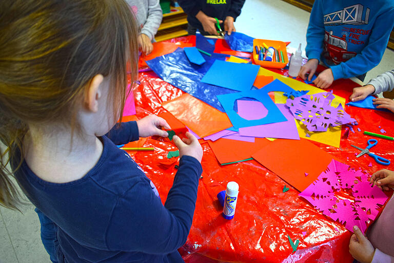 Im Kindergarten fertigten Jungen und Mädchen Geschenke für Menschen in Seniorenheimen an. Im Kindergarten fertigten Jungen und Mädchen Geschenke für Menschen in Seniorenheimen an.