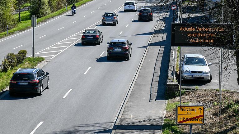 Damit der Verkehr gesteuert werden kann, gibt es intelligente Verkehrsmanagementsysteme, wie hier an der B27 in Höchberg.