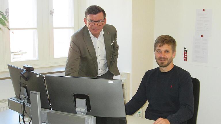 Philipp Spitzner (rechts) ist der künftige Klimaschutzmanager für die Stadt und die Stadtteile. Bürgermeister Armin Warmuth führte den jungen Gochsheimer in seinem Büro in der Bauabteilung ein. - Philipp Spitzner (rechts) ist der künftige Klimaschutzmanager für die Stadt und die Stadtteile. Bürgermeister Armin Warmuth führte den jungen Gochsheimer in seinem Büro in der Bauabteilung ein. Philipp Spitzner (rechts) ist der künftige Klimaschutzmanager für die Stadt und die Stadtteile. Bürgermeister Armin Warmuth führte den jungen Gochsheimer in seinem Büro in der Bauabteilung ein. - Philipp Spitzner (rechts) ist der künftige Klimaschutzmanager für die Stadt und die Stadtteile. Bürgermeister Armin Warmuth führte den jungen Gochsheimer in seinem Büro in der Bauabteilung ein.