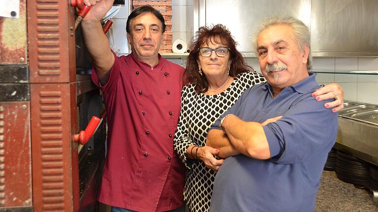 Roswitha und Luigi Pagliuca (rechts) sagen 'Arrivederci'. Nach über 20 Jahren Restaurantbetrieb in Salz hört das Ehepaar auf. Vincenzo Detta, der schon seit vielen Jahren mit ihnen zusammenarbeitet, übernimmt das Ristorante Da Luigi. Roswitha und Luigi Pagliuca (rechts) sagen 'Arrivederci'. Nach über 20 Jahren Restaurantbetrieb in Salz hört das Ehepaar auf. Vincenzo Detta, der schon seit vielen Jahren mit ihnen zusammenarbeitet, übernimmt das Ristorante Da Luigi.