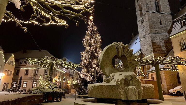 Gerade in der Vorweihnachtszeit lockt die Stadt Gerolzhofen mit dem stimmungsvoll beleuchteten Marktplatz und vielen besonderen Veranstaltungen. Gerade in der Vorweihnachtszeit lockt die Stadt Gerolzhofen mit dem stimmungsvoll beleuchteten Marktplatz und vielen besonderen Veranstaltungen.