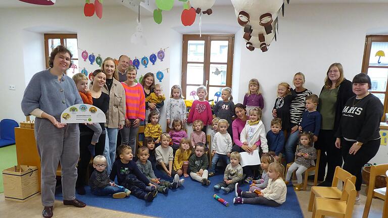 Große Freude im Reyersbacher Kindergarten. Stolz nahm man das Zertifizierungsschild „Biosphärenkindergarten“ entgegen. Große Freude im Reyersbacher Kindergarten. Stolz nahm man das Zertifizierungsschild „Biosphärenkindergarten“ entgegen.