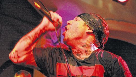 Das ist kein Kindergeburtstag: Roger Miret donnert harte Worte ins Mikro, Bandgründer und Gitarrist Vinnie Stigma (im Hintergrund) sägt sich brachial durch die Songs von „Agnostic Front“ – die US-amerikanischen Hardcore-Punk-Metaller mischten den Stattbahnhof tüchtig auf. Das ist kein Kindergeburtstag: Roger Miret donnert harte Worte ins Mikro, Bandgründer und Gitarrist Vinnie Stigma (im Hintergrund) sägt sich brachial durch die Songs von „Agnostic Front“ – die US-amerikanischen Hardcore-Punk-Metaller mischten den Stattbahnhof tüchtig auf.