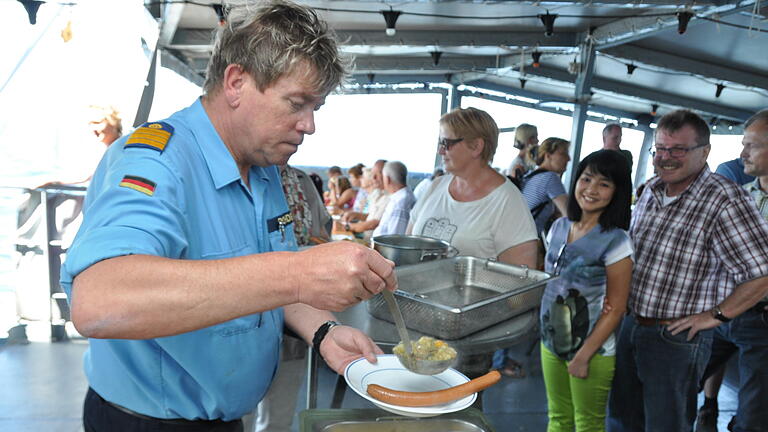 Kreistag auf der Spessart       -  Der Kreistag und Bürgermeister des Landkreises Main-Spessart sowie der Freundeskreis der Patenschaft besuchten von Donnerstag bis Sonntag das Patenschiff 'Spessart' in Kiel. Eintopfessen an Bord.