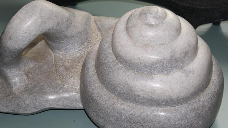 Organisches: Eine Schnecke oder &bdquo;Spirale&ldquo; aus Granit befinden sich unter den Werken des japanischen Bildhauers in Raum 3 des Stadtmuseums.