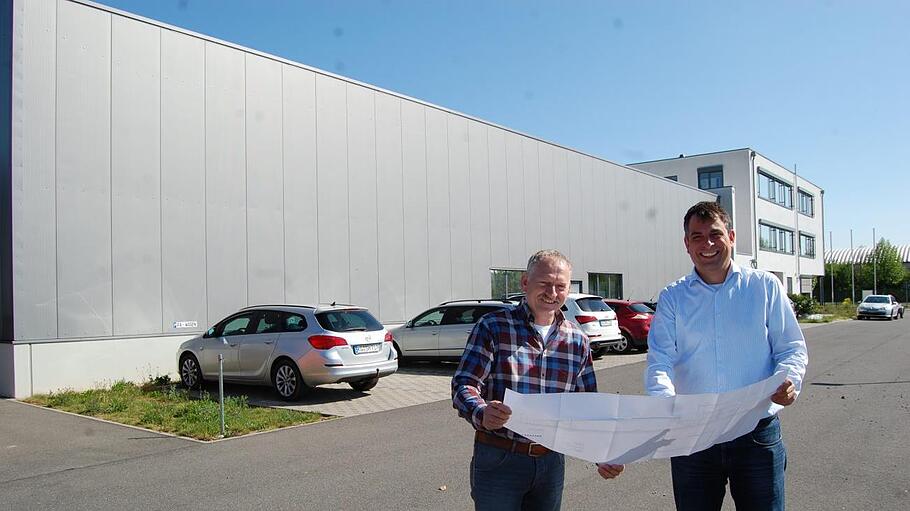 Geschäftsführer Johannes Richter (rechts) und Joachim Lasar als Leiter des Produktmanagements bei Schmitter Hydraulk in Westheim freuen sich auf den Bau der neuen Lagerhalle.  Foto: Wolfgang Dünnebier       -  Geschäftsführer Johannes Richter (rechts) und Joachim Lasar als Leiter des Produktmanagements bei Schmitter Hydraulk in Westheim freuen sich auf den Bau der neuen Lagerhalle.  Foto: Wolfgang Dünnebier