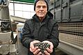 AVO-Geschäftsleiter Martin Michel mit den fast geruchlosen Klärschlammpellets, die ähnlich energiereich wie Braunkohle sind und künftig 60 Prozent des deutschen Bedarfs an Phosphatdünger decken könnten.