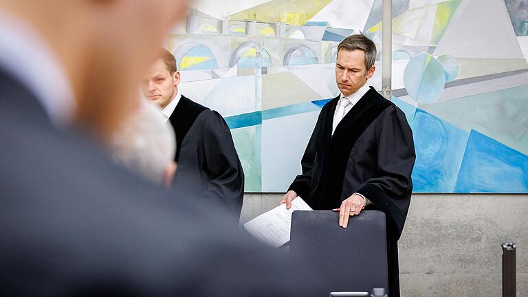 Der Vorsitzende Richter Thomas Schuster nimmt Platz: Am Montag hat am Landgericht Würzburg der Prozess um die Ermordung eines türkischen Gastwirts im Jahr 1999 begonnen. Der Vorsitzende Richter Thomas Schuster nimmt Platz: Am Montag hat am Landgericht Würzburg der Prozess um die Ermordung eines türkischen Gastwirts im Jahr 1999 begonnen.