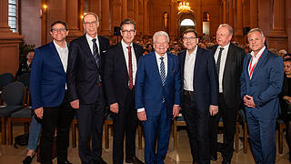 Im Rahmen der Veranstaltung rund um das 500-jährige Bauernkriegsjubiliäum ist Joachim Gauck am Donnerstag 27.03.25 zu Gast in der Neubaukirche in Würzburg. Vor zahlreichen Menschen liest der ehem. Bundespräsident aus seinem Buch 'Erschütterungen'.