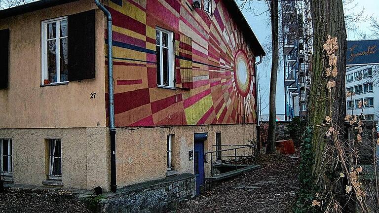 Das Haus mit der Sonne: Bis 2010 war das „Immerhin“ am Friedrich-Ebert-Ring. Dann wurde das baufällige Nachkriegshaus abgerissen. Das Haus mit der Sonne: Bis 2010 war das „Immerhin“ am Friedrich-Ebert-Ring. Dann wurde das baufällige Nachkriegshaus abgerissen.