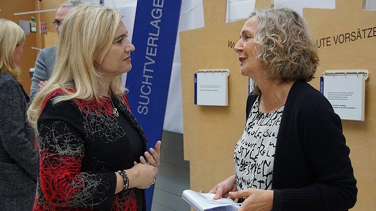 Freia von Hennigs vom Verein „Suchtprävention und Genesung“ erklärt Gesundheitsministerin Melanie Huml den besonderen Ansatz der Ausstellung „Einfach Menschlich“. Freia von Hennigs vom Verein „Suchtprävention und Genesung“ erklärt Gesundheitsministerin Melanie Huml den besonderen Ansatz der Ausstellung „Einfach Menschlich“.