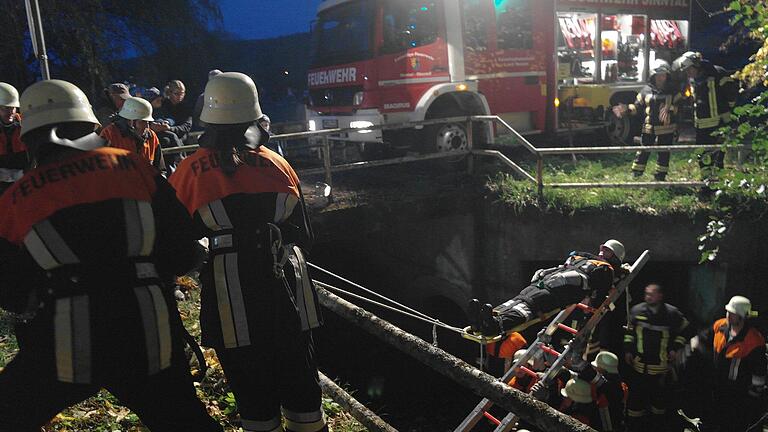 Bei der Leiterübung bewiesen die Speicherer Feuerwehrfrauen und -männer Übungs- und Einsatzbereitschaft.  Foto: Stephanie Elm       -  Bei der Leiterübung bewiesen die Speicherer Feuerwehrfrauen und -männer Übungs- und Einsatzbereitschaft.  Foto: Stephanie Elm