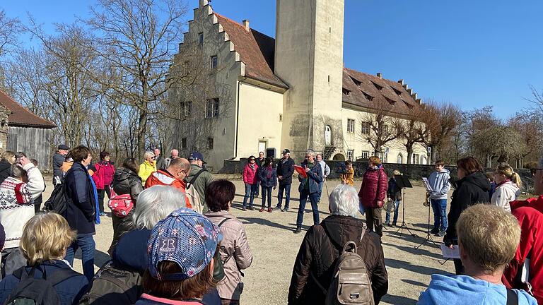 Etwa 85 Teilnehmer erfuhren auf der „Querfeldein“-Wanderung mehr über spirituelle Orte auf der Weininsel bei Nordheim. Etwa 85 Teilnehmer erfuhren auf der „Querfeldein“-Wanderung mehr über spirituelle Orte auf der Weininsel bei Nordheim.