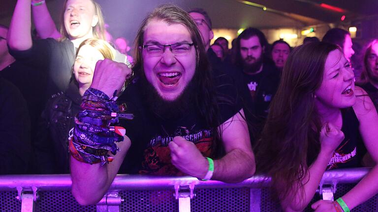 Gute Stimmung war schon beim Metal-Franconia-Festival 2019 in der Dettelbacher Frankenhalle angesagt. Gute Stimmung war schon beim Metal-Franconia-Festival 2019 in der Dettelbacher Frankenhalle angesagt.