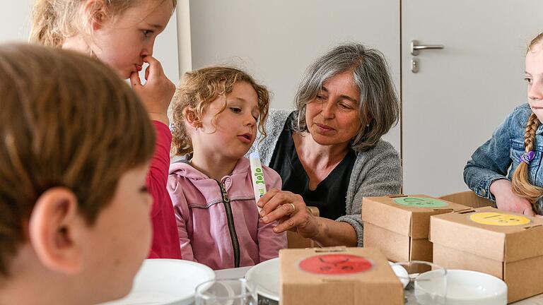 Leiterin des Hauses Elke Wolz-Nagl hilft den Kindern beim Besprechen der Bookie-Stifte. Leiterin des Hauses Elke Wolz-Nagl hilft den Kindern beim Besprechen der Bookie-Stifte.