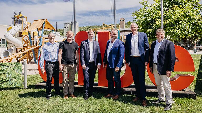 Die Geschäftsleitung der 'Eibe' Gruppe vor dem neuen öffentlichen Spielplatz auf dem Firmengelände (von links): Andreas Bellmont (GF Eibe Schweiz), Ben van Kralingen (GF Eibe Benelux), Aljosha Geerlings (CFO / COO), Tilo Eichinger (CEO, Gesellschafter), Peter Schnabel (CTO), Paul Redden (GF Eibe play, UK).