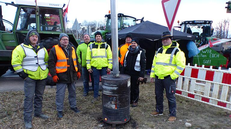 Protest trotz Kälte: Ein Holzofen spendet den Demonstranten zwischendurch etwas Wärme. Protest trotz Kälte: Ein Holzofen spendet den Demonstranten zwischendurch etwas Wärme.