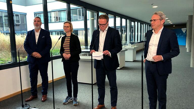 Gespräch zur möglichen Regierungsbildung von CDU, BSW, SPD       -  Den Verhandlern von BSW, CDU und SPD sieht man den Stress der vergangenen Tage an.