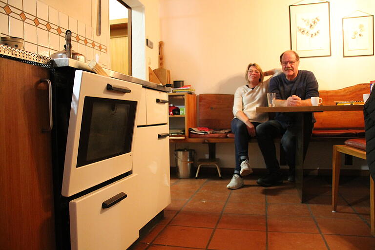 Wolfgang und Renate Küber heizen ihr Haus mit dem Küchenherd. Wolfgang und Renate Küber heizen ihr Haus mit dem Küchenherd.