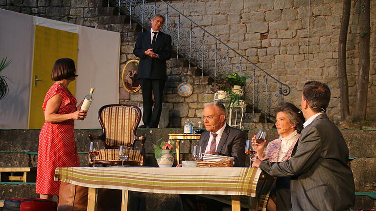 Aufführung der Theatergruppe Spectaculum von „Ein Käfig voller Narren“ von Jean Poiret auf der  Freilichtbühne von Schloss Saaleck.