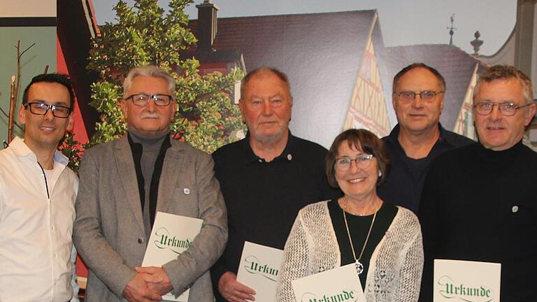 Bürgermeister René Gerner und OGV-Vorsitzender Jürgen Kippes (von links) sowie Kreisfachberater Dieter Büttner (rechts) gratulierten den Mitgliedern, die seit 40 und 25 Jahren dem OGV angehören: (von links) Peter Hart, Lothar Franz, Hedwig Kippes,... - Bürgermeister René Gerner und OGV-Vorsitzender Jürgen Kippes (von links) sowie Kreisfachberater Dieter Büttner (rechts) gratulierten den Mitgliedern, die seit 40 und 25 Jahren dem OGV angehören: (von links) Peter Hart, Lothar Franz, Hedwig Kippes, Peter Kotischke und Martin Volpert. Bürgermeister René Gerner und OGV-Vorsitzender Jürgen Kippes (von links) sowie Kreisfachberater Dieter Büttner (rechts) gratulierten den Mitgliedern, die seit 40 und 25 Jahren dem OGV angehören: (von links) Peter Hart, Lothar Franz, Hedwig Kippes,... - Bürgermeister René Gerner und OGV-Vorsitzender Jürgen Kippes (von links) sowie Kreisfachberater Dieter Büttner (rechts) gratulierten den Mitgliedern, die seit 40 und 25 Jahren dem OGV angehören: (von links) Peter Hart, Lothar Franz, Hedwig Kippes, Peter Kotischke und Martin Volpert.