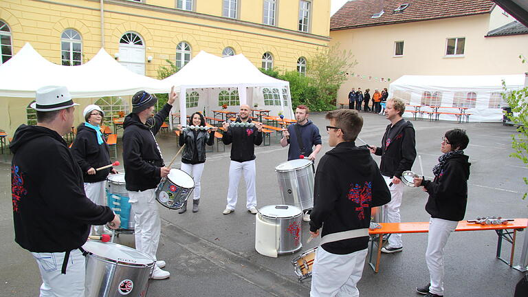 Musikfestival 2       -  Wetter ausbaufähig, Besuch weniger als erhofft, Stimmung toll: Das Musikfestival am Sonntagnachmittag lockte trotz feuchter Witterung zahlreiche Besucher in die Hofheimner Innenstadt. Sie erwarteten 27 Musikgruppen, Bands und Chöre aus dem Bereich der Hofheimer Allianz. Sie spielten und sangen an sieben Orten.