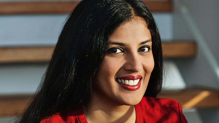 Die Yoga-Lehrerin Nesara Pradeep Kumar unterrichtet Anfänger und auch Fortgeschrittene.