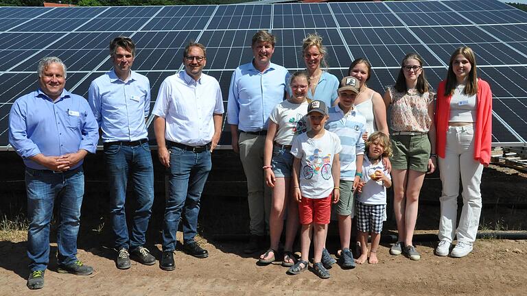 Sie waren bei der Besichtigung des Solarparks Saarhof dabei: (im Bild von links) die Geschäftsführer von Solar-Konzept Jörg Brunner und Christoph Schmitt, Bürgermeister Wolfram Thein und Götz von Rotenhan mit Familie und Bekanntschaft. Sie waren bei der Besichtigung des Solarparks Saarhof dabei: (im Bild von links) die Geschäftsführer von Solar-Konzept Jörg Brunner und Christoph Schmitt, Bürgermeister Wolfram Thein und Götz von Rotenhan mit Familie und Bekanntschaft.