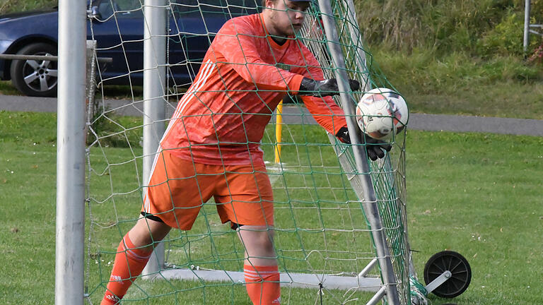 SG Euerdorf - Torhüter Teil 2: Bei der Niederlage gegen die SG Euerdorf (0:6) ist die Stimmung bei Oberbachs Keeper Sean Klein im Keller. SG Euerdorf - Torhüter Teil 2: Bei der Niederlage gegen die SG Euerdorf (0:6) ist die Stimmung bei Oberbachs Keeper Sean Klein im Keller.