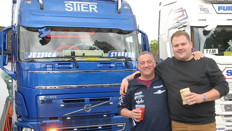 Für Steffen Stier aus Burghaslach (rechts) und seinen Mitarbeiter Frank Werner ist das Truckerfest ein Pflichtprogramm.