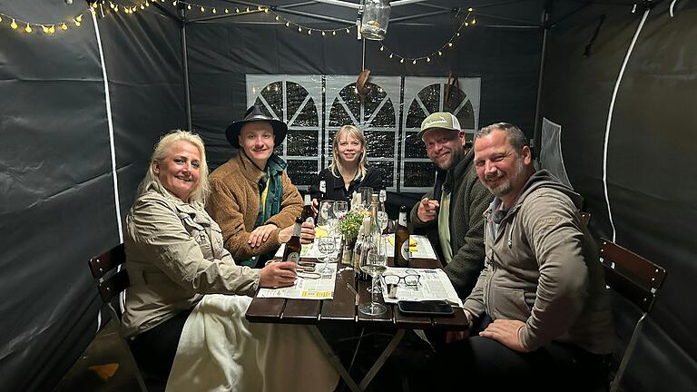 Das Camping Spezial von 'Das perfekte Dinner': Mit dabei ist Antonia Hoyer (Mitte) aus Würzburg an Tag zwei. Das Camping Spezial von 'Das perfekte Dinner': Mit dabei ist Antonia Hoyer (Mitte) aus Würzburg an Tag zwei.