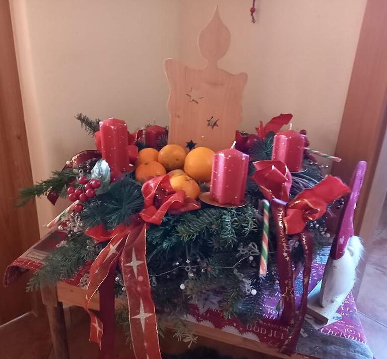 Edeltraud Krämer hat gleich mehrere Kränze gebastelt. Das ist einer von ihnen.