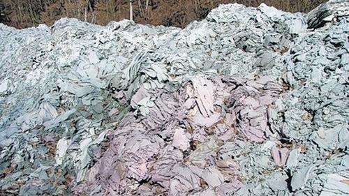 Detailansicht: Entlang der Zufahrt zur Gräfendorfer Papierfabrik türmen sich die Reststoffe zu einer Halde.