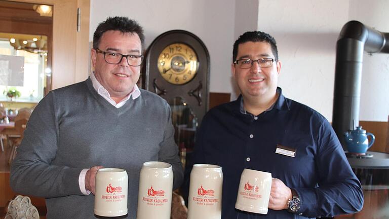 Zurück zum Original: Ab dem 1. Februar gibt's das Kreuzbergbier wieder ausschließlich im Steinkrug. Geschäftsführer Christian Weghofer (links) und Gastronomieleiter Giuseppe Cerasola verkündeten jetzt das Aus für die Glaskrüge.  Foto: Thomas Pfeuffer       -  Zurück zum Original: Ab dem 1. Februar gibt's das Kreuzbergbier wieder ausschließlich im Steinkrug. Geschäftsführer Christian Weghofer (links) und Gastronomieleiter Giuseppe Cerasola verkündeten jetzt das Aus für die Glaskrüge.  Foto: Thomas Pfeuffer