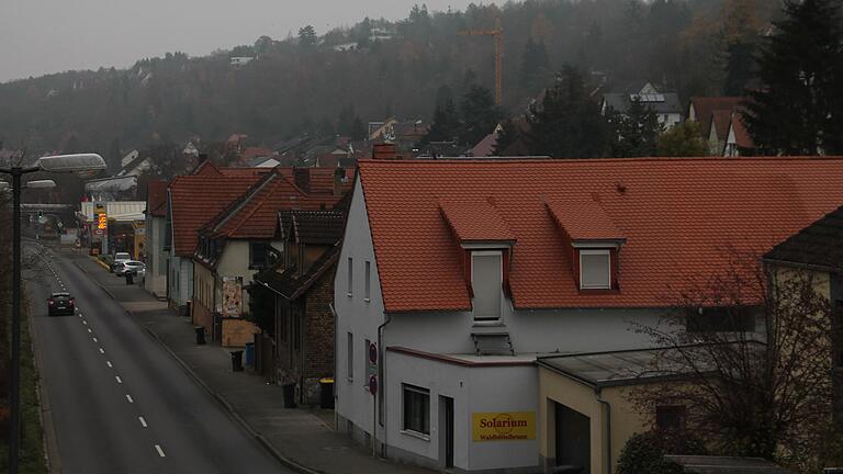 Der Kühbachgrund in Höchberg liegt zwischen der B8/27 und dem Winterleitenweg. Das Areal soll umgestaltet und damit attraktiver werden. Der Kühbachgrund in Höchberg liegt zwischen der B8/27 und dem Winterleitenweg. Das Areal soll umgestaltet und damit attraktiver werden.