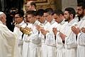 Der Priester als geweihter und zum Zölibat verpflichteter Mann hat nach wie vor in der katholischen Kirche die zentrale Position in der Liturgie. Das Foto zeigt&nbsp;Papst Franziskus während einer Messe im Mai 2019, bei der er neunzehn neue Priester in der Peterskirche ordinierte.