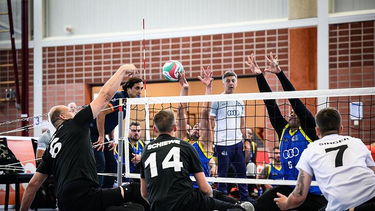 Action auf engem Raum: Sitzvolleyball der Extraklasse ist am Wochenende in Hammelburg zu sehen beim Lehrgang der deutschen Nationalmannschaft. Foto: Conny Kurth - Action auf engem Raum: Sitzvolleyball der Extraklasse ist am Wochenende in Hammelburg zu sehen beim Lehrgang der deutschen Nationalmannschaft. Foto: Conny Kurth Action auf engem Raum: Sitzvolleyball der Extraklasse ist am Wochenende in Hammelburg zu sehen beim Lehrgang der deutschen Nationalmannschaft. Foto: Conny Kurth - Action auf engem Raum: Sitzvolleyball der Extraklasse ist am Wochenende in Hammelburg zu sehen beim Lehrgang der deutschen Nationalmannschaft. Foto: Conny Kurth